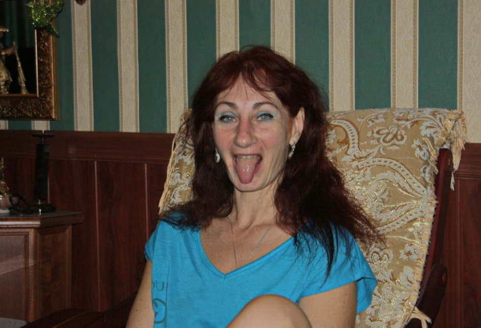 American mature momma is showing off her breasts